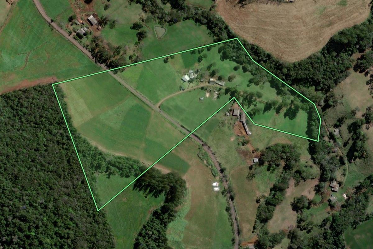 Imagem de satélite do imóvel rural em Quilombo (SC), com o contorno declarado no CAR desenhado por cima.