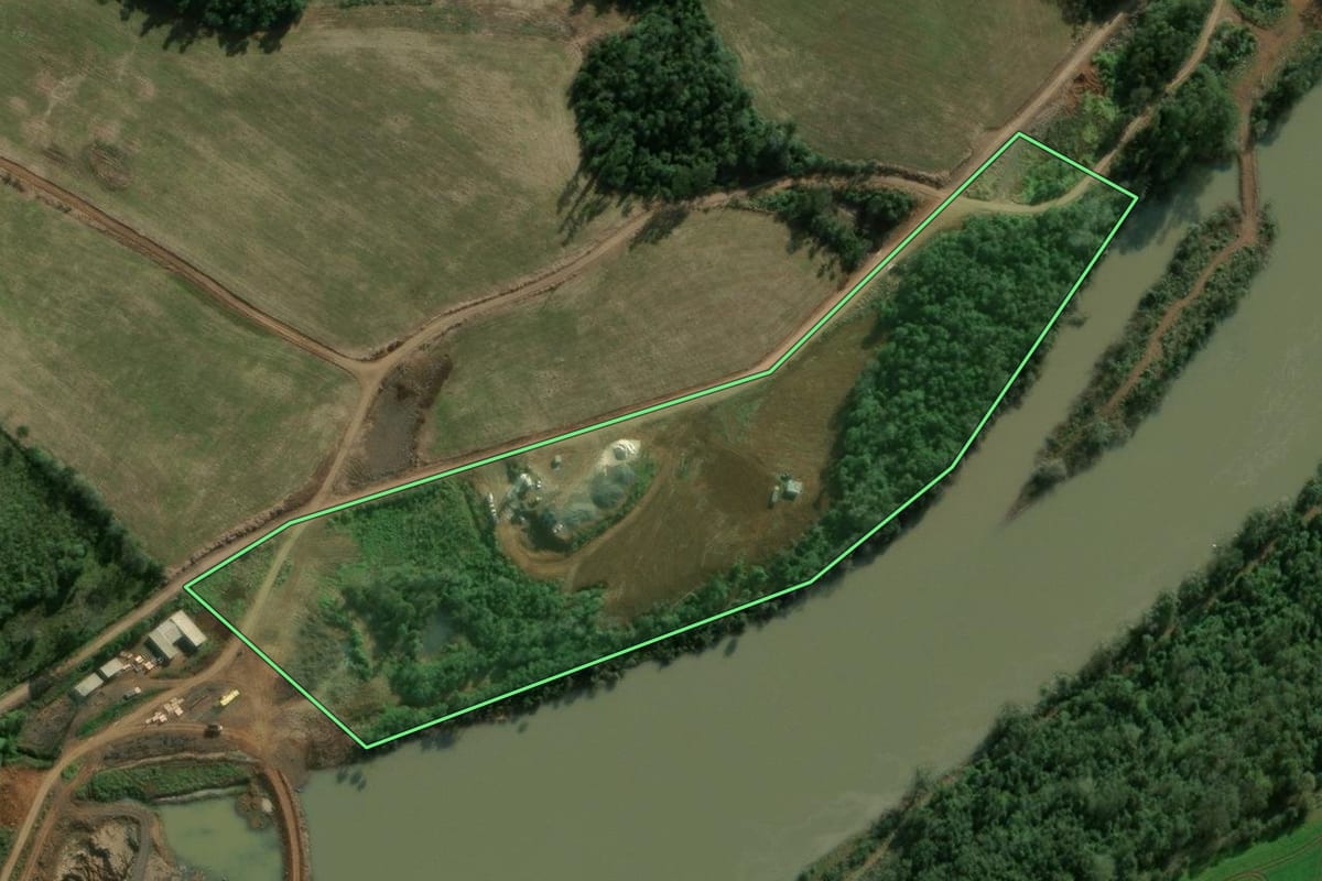 Imagem de satélite do imóvel rural em Quilombo (SC), com o contorno declarado no CAR desenhado por cima.