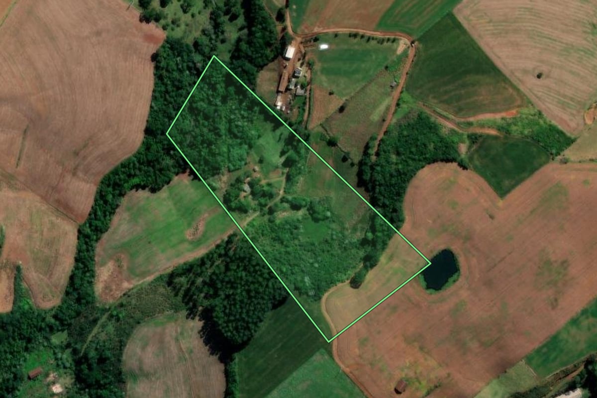 Imagem de satélite do imóvel rural em Quilombo (SC), com o contorno declarado no CAR desenhado por cima.