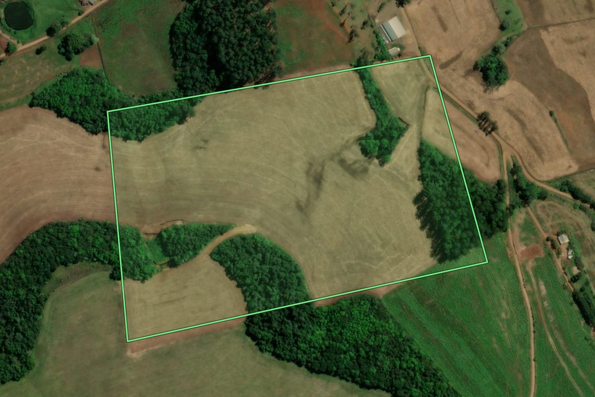 Imagem de satélite do imóvel rural em Quilombo (SC), com o contorno declarado no CAR desenhado por cima.