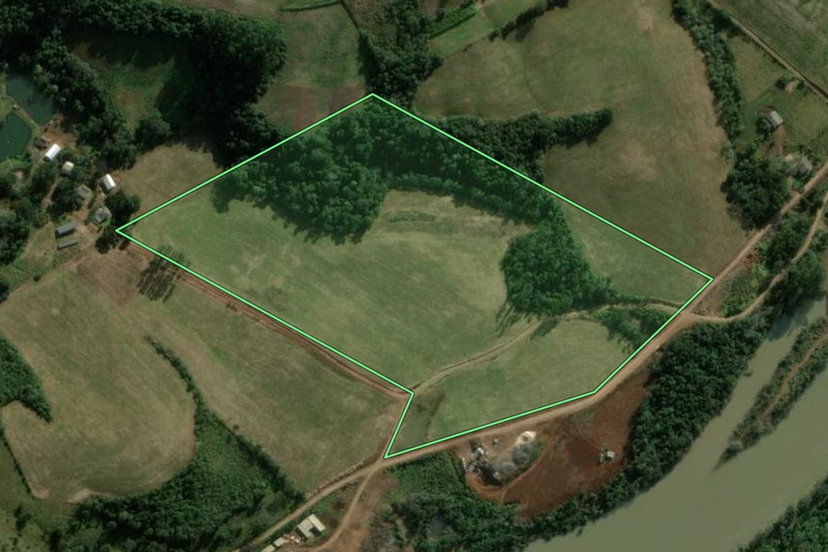 Imagem de satélite do imóvel rural em Quilombo (SC), com o contorno declarado no CAR desenhado por cima.