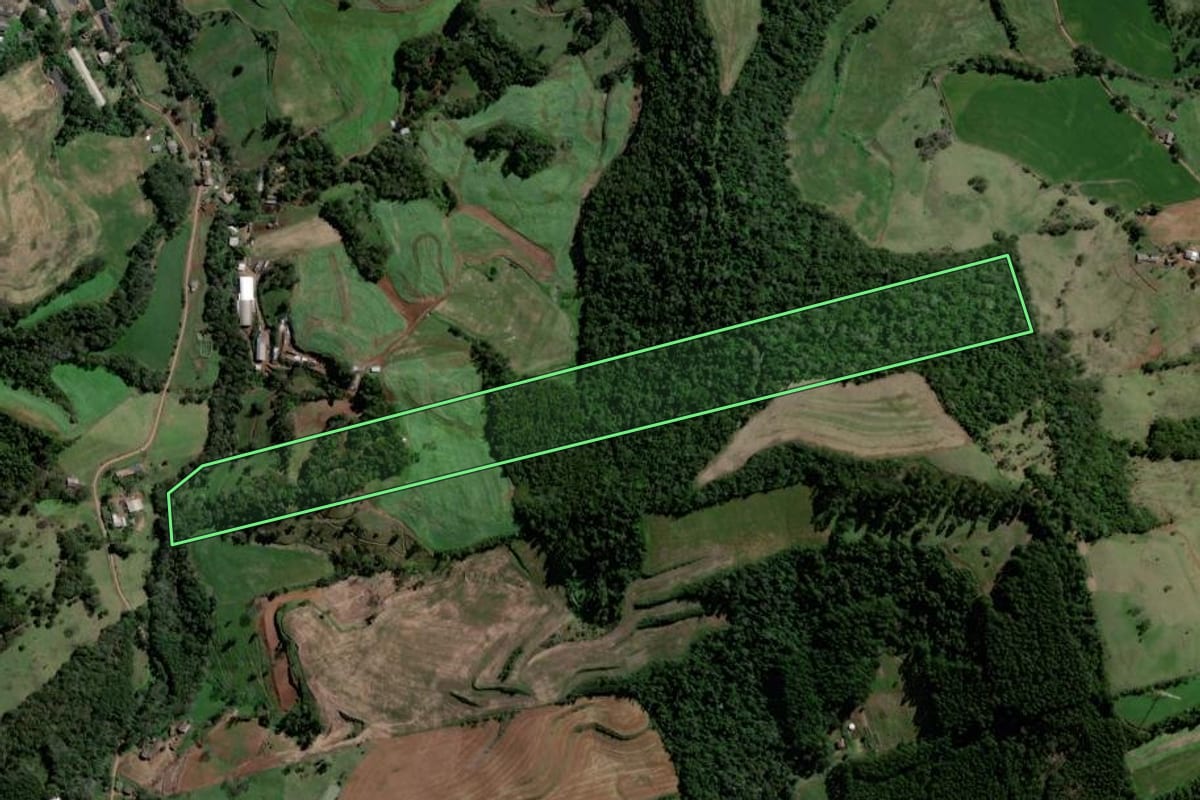 Imagem de satélite do imóvel rural em Quilombo (SC), com o contorno declarado no CAR desenhado por cima.