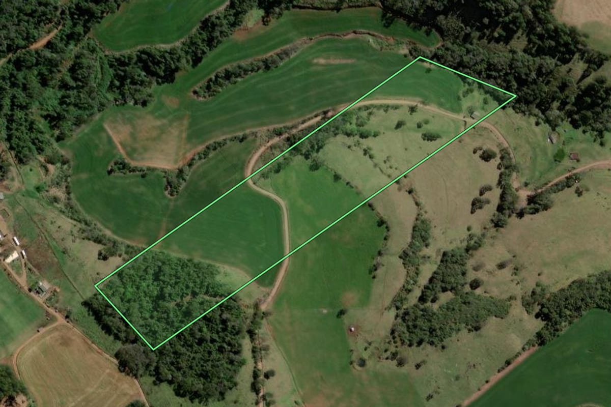 Imagem de satélite do imóvel rural em Quilombo (SC), com o contorno declarado no CAR desenhado por cima.