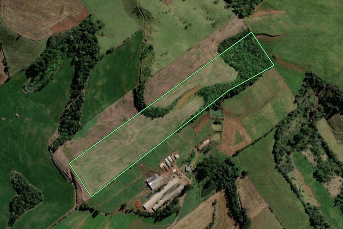 Imagem de satélite do imóvel rural em Quilombo (SC), com o contorno declarado no CAR desenhado por cima.