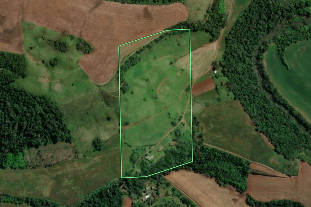Imagem de satélite do imóvel rural em Quilombo (SC), com o contorno declarado no CAR desenhado por cima.