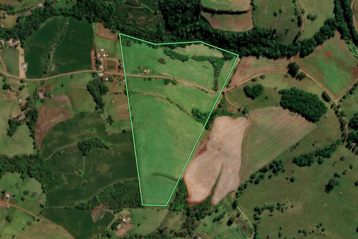 Imagem de satélite do imóvel rural em Quilombo (SC), com o contorno declarado no CAR desenhado por cima.
