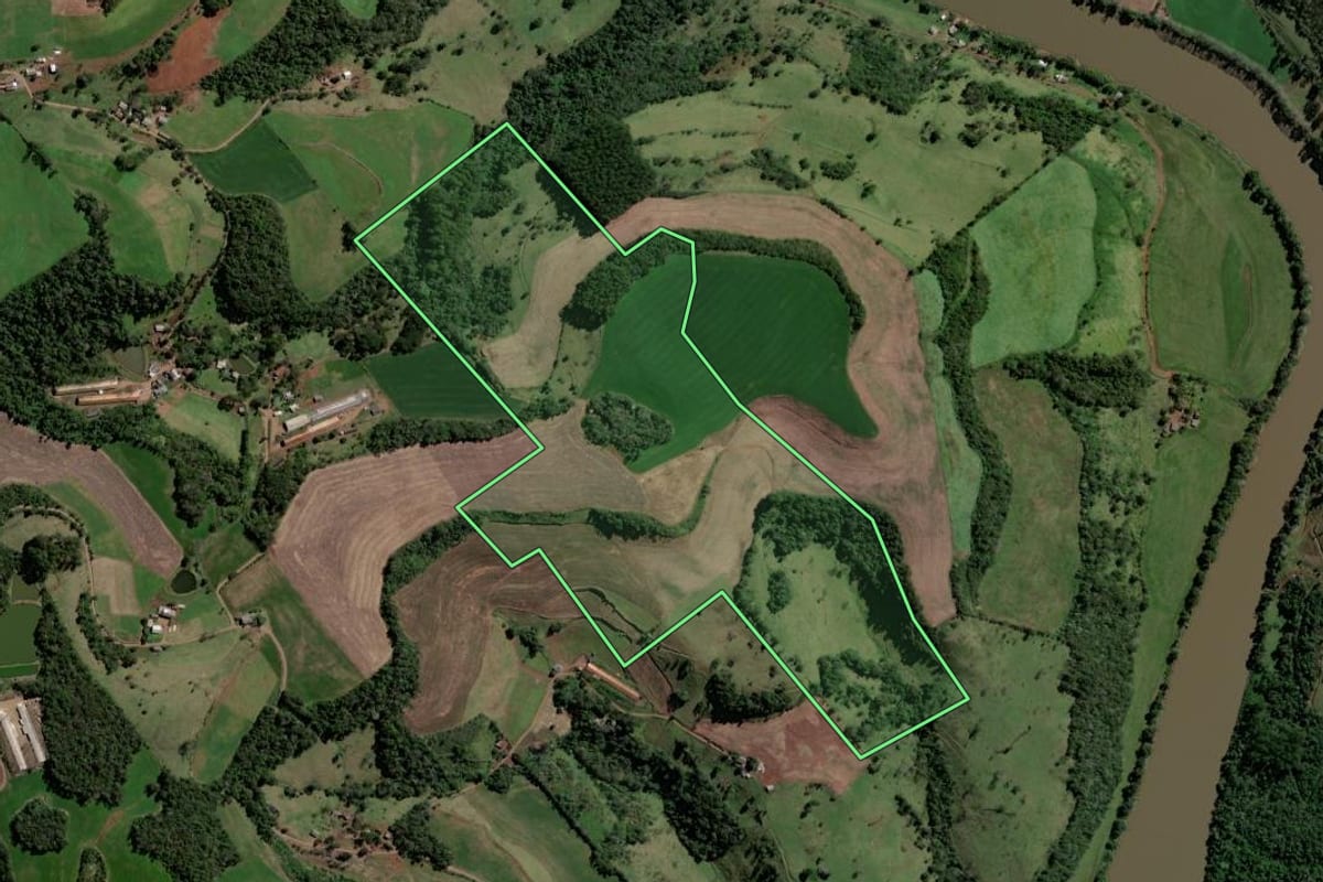Imagem de satélite do imóvel rural em Quilombo (SC), com o contorno declarado no CAR desenhado por cima.