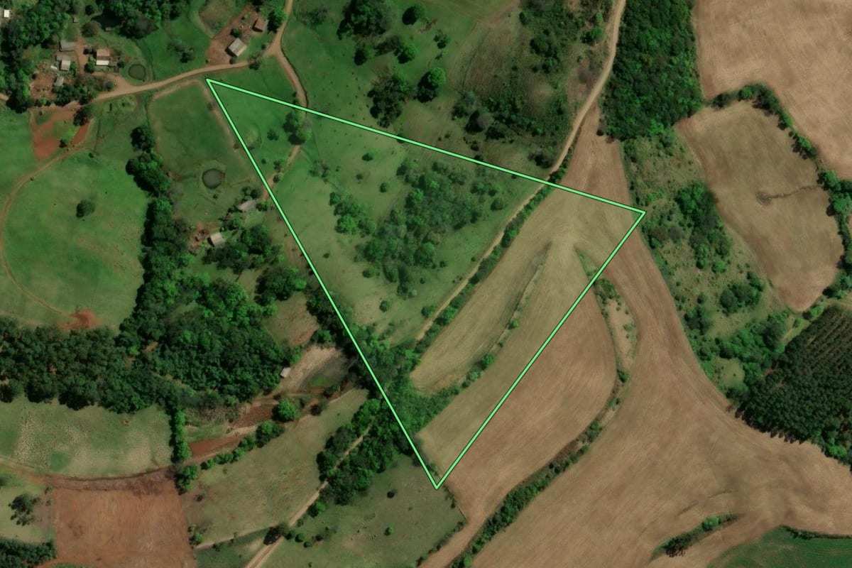 Imagem de satélite do imóvel rural em Quilombo (SC), com o contorno declarado no CAR desenhado por cima.