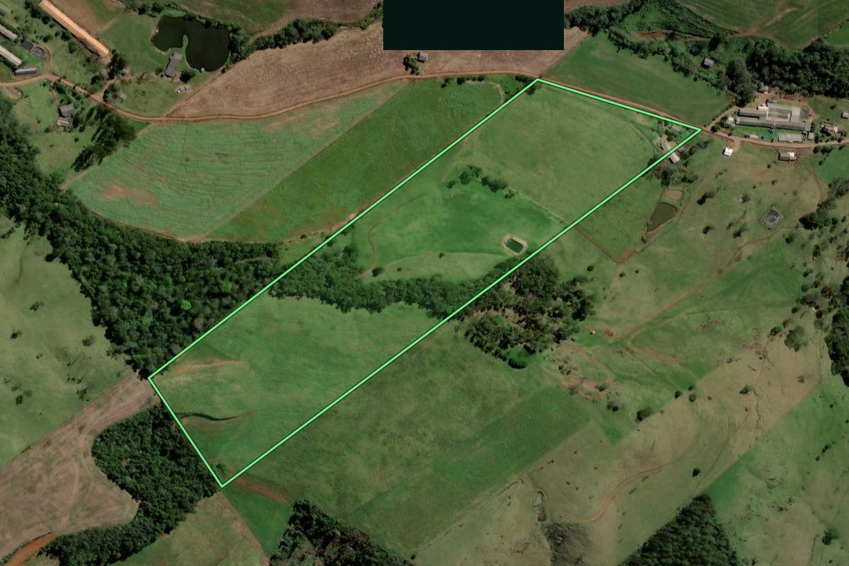 Imagem de satélite do imóvel rural em Quilombo (SC), com o contorno declarado no CAR desenhado por cima.