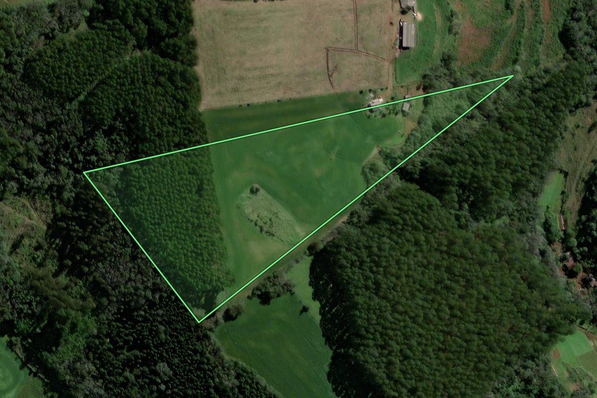 Imagem de satélite do imóvel rural em Quilombo (SC), com o contorno declarado no CAR desenhado por cima.