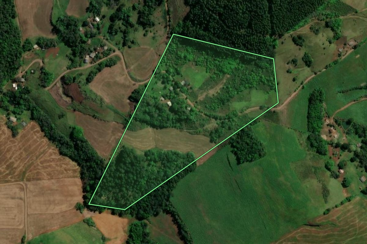 Imagem de satélite do imóvel rural em Quilombo (SC), com o contorno declarado no CAR desenhado por cima.