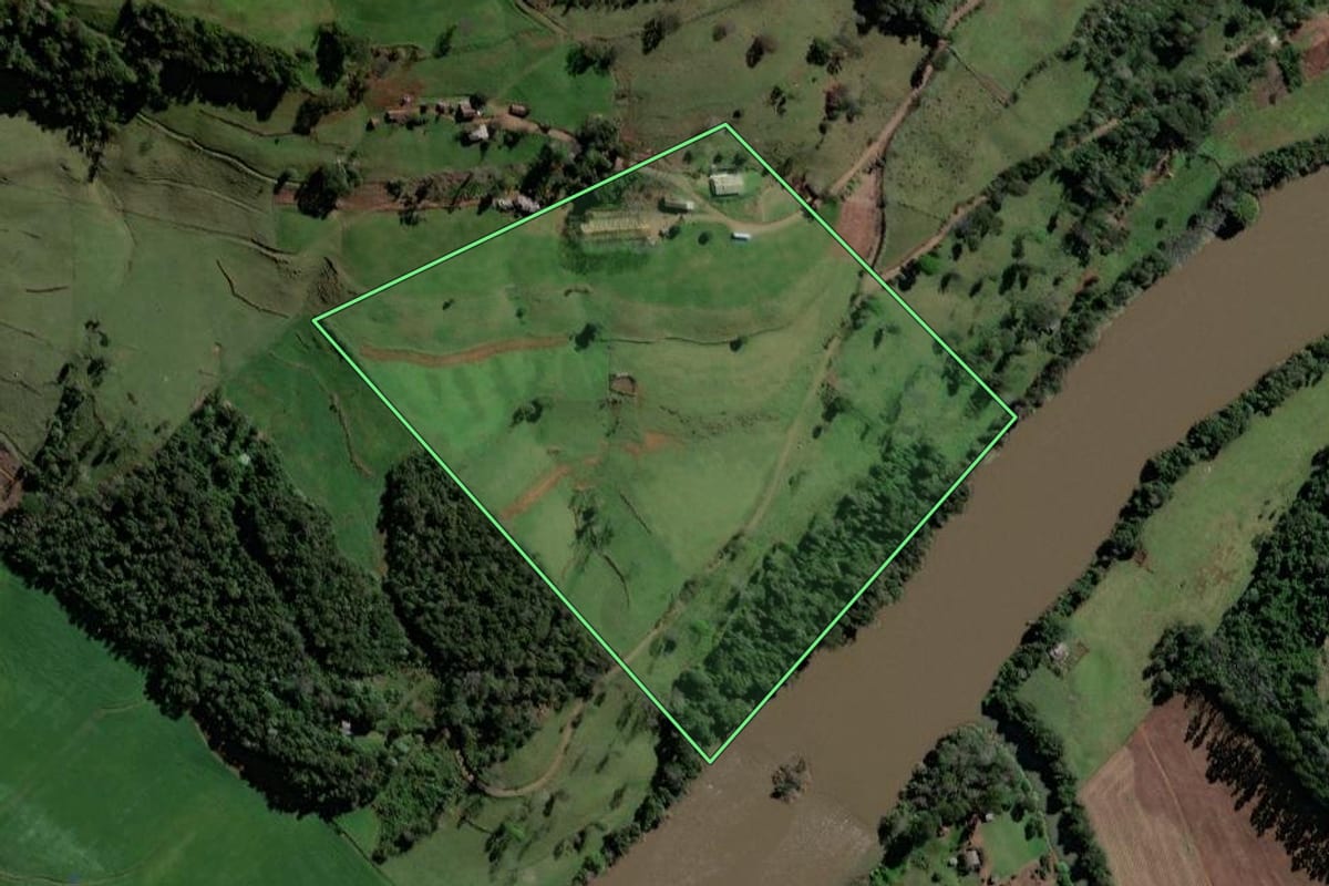 Imagem de satélite do imóvel rural em Quilombo (SC), com o contorno declarado no CAR desenhado por cima.