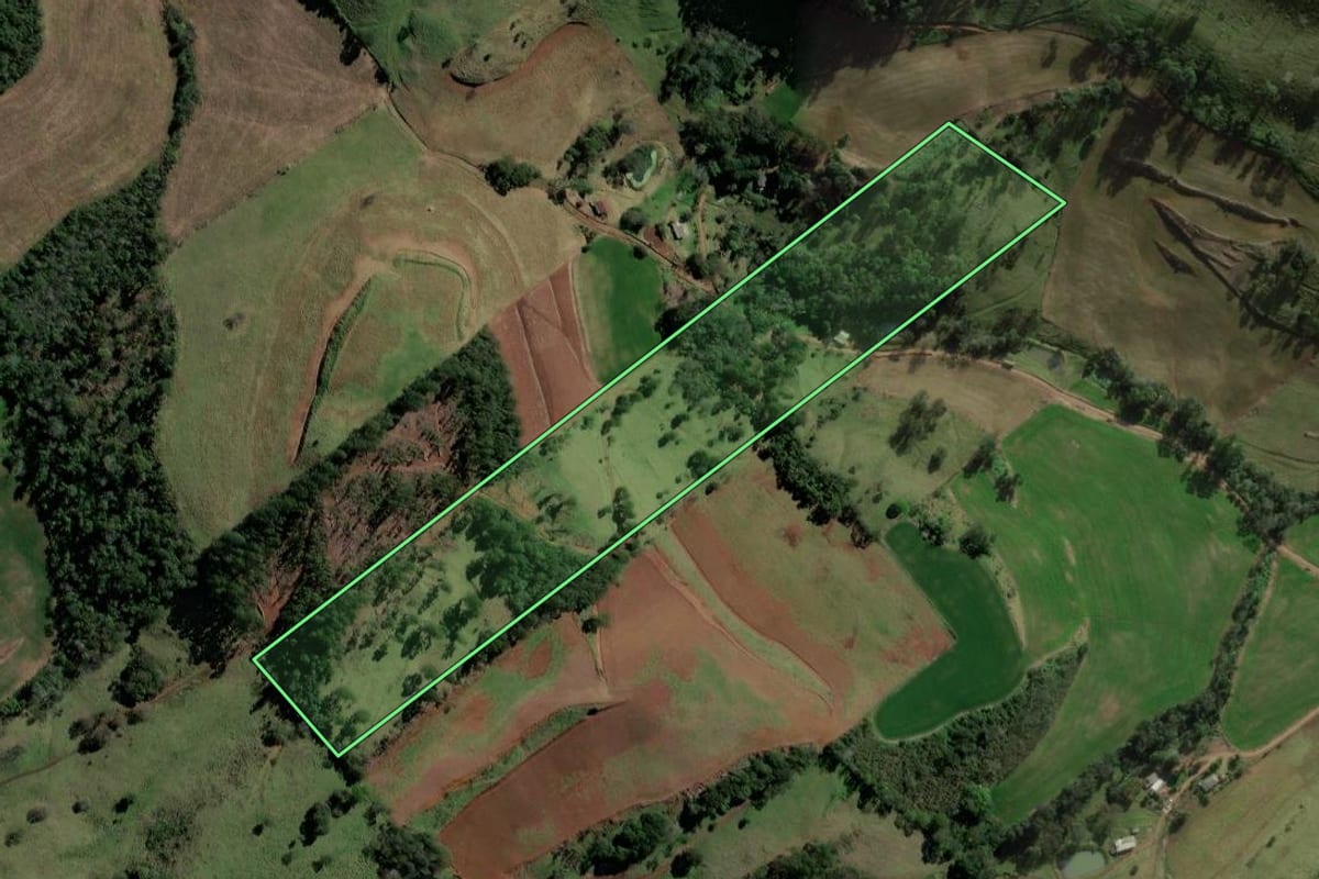 Imagem de satélite do imóvel rural em Quilombo (SC), com o contorno declarado no CAR desenhado por cima.
