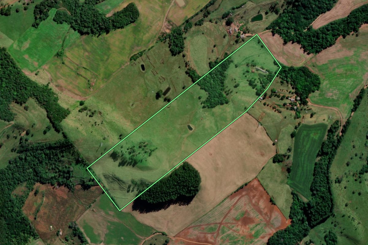 Imagem de satélite do imóvel rural em Quilombo (SC), com o contorno declarado no CAR desenhado por cima.
