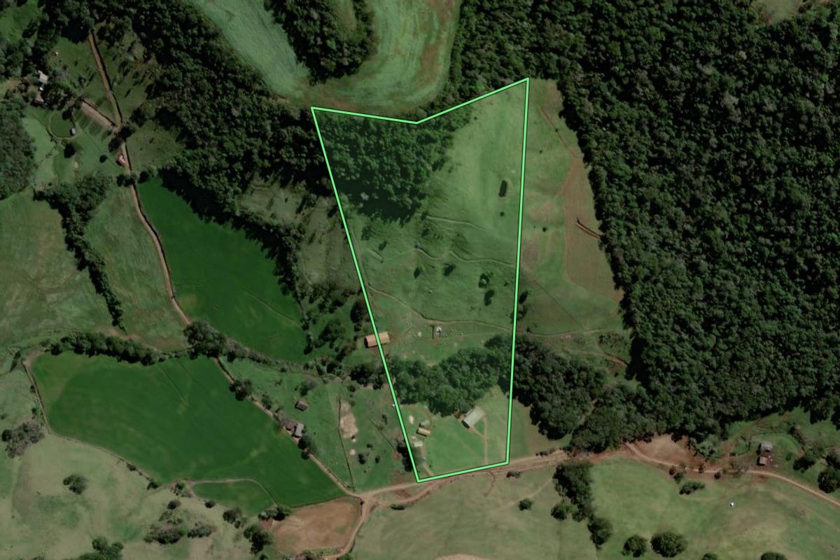 Imagem de satélite do imóvel rural em Quilombo (SC), com o contorno declarado no CAR desenhado por cima.