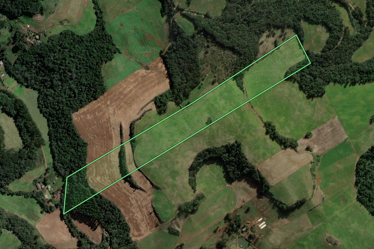 Imagem de satélite do imóvel rural em Quilombo (SC), com o contorno declarado no CAR desenhado por cima.