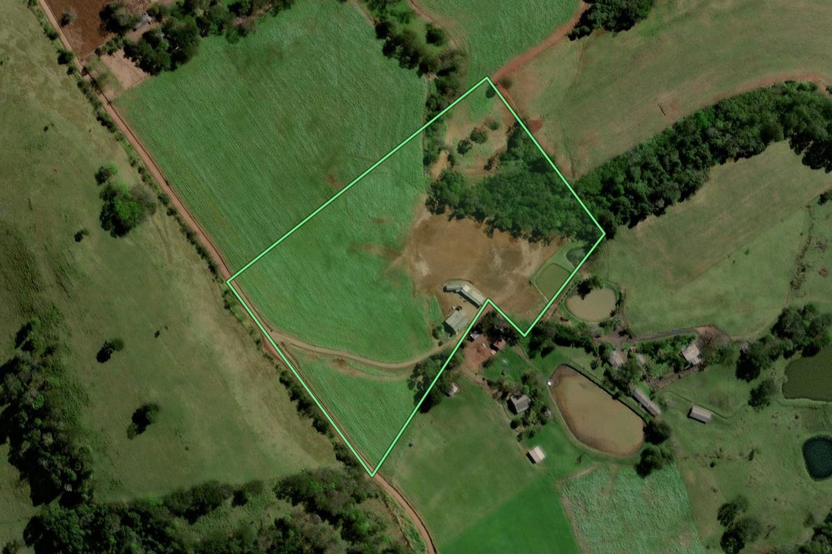 Imagem de satélite do imóvel rural em Quilombo (SC), com o contorno declarado no CAR desenhado por cima.