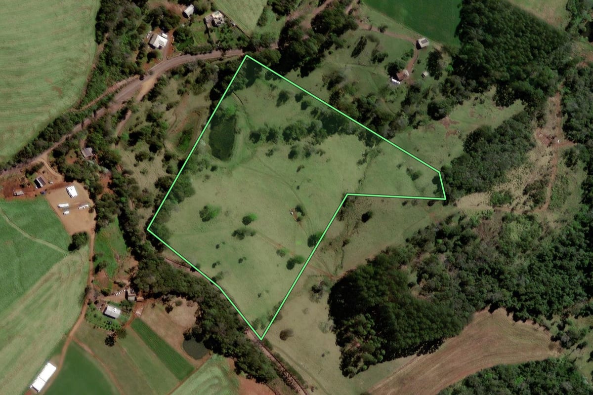 Imagem de satélite do imóvel rural em Quilombo (SC), com o contorno declarado no CAR desenhado por cima.