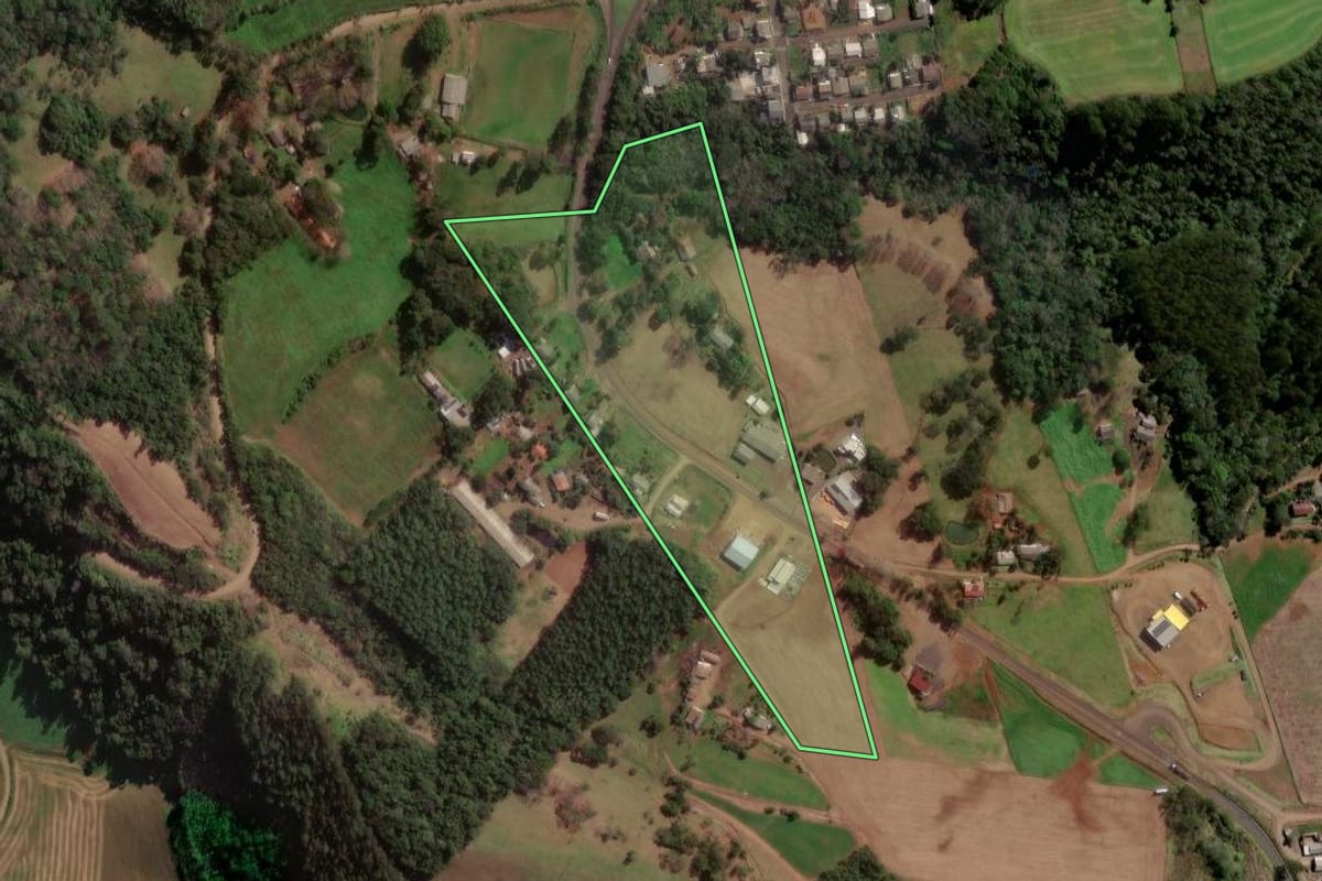 Imagem de satélite do imóvel rural em Quilombo (SC), com o contorno declarado no CAR desenhado por cima.