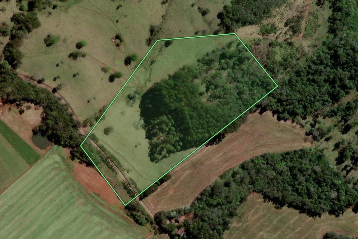 Imagem de satélite do imóvel rural em Quilombo (SC), com o contorno declarado no CAR desenhado por cima.