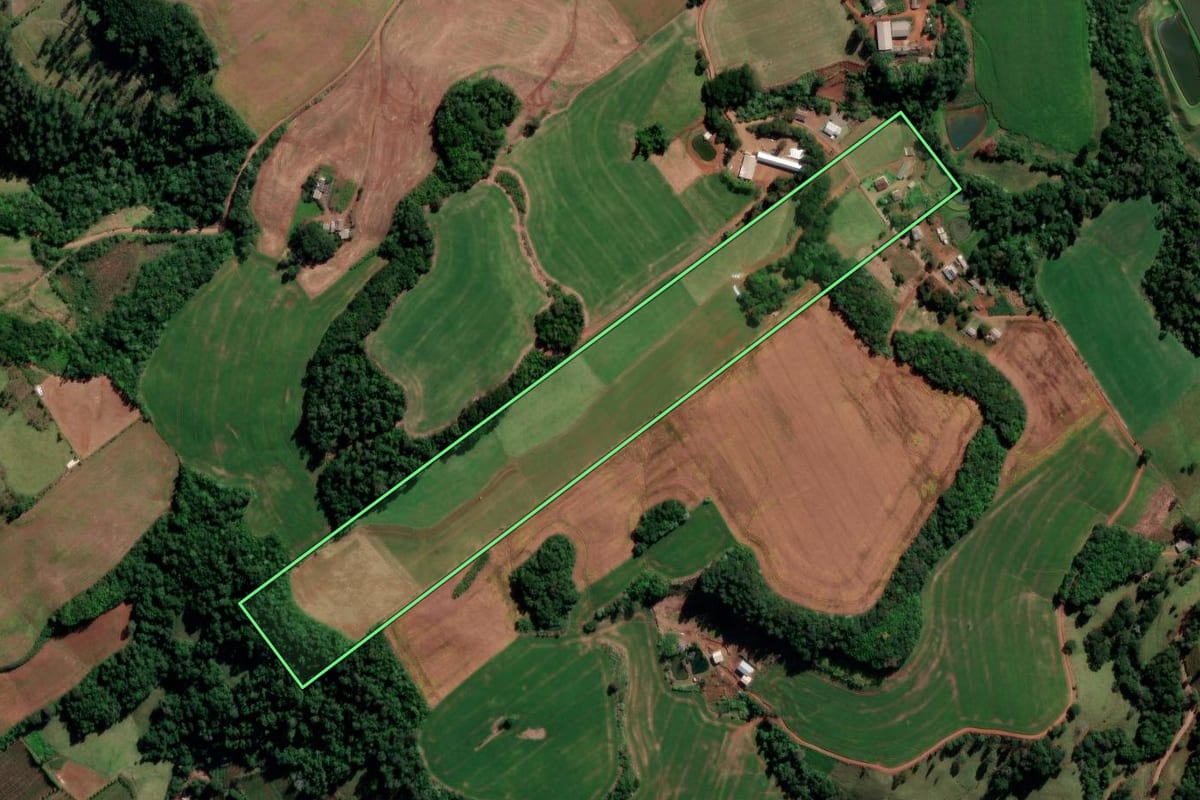 Imagem de satélite do imóvel rural em Quilombo (SC), com o contorno declarado no CAR desenhado por cima.