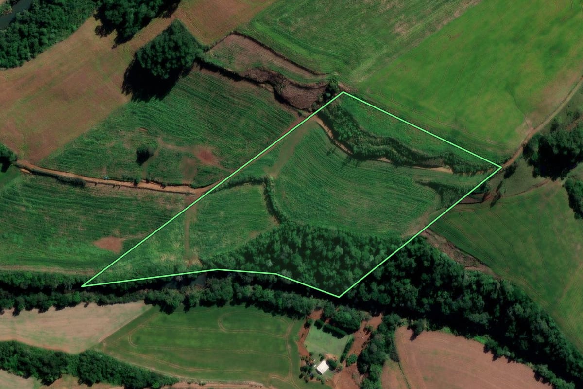 Imagem de satélite do imóvel rural em Quilombo (SC), com o contorno declarado no CAR desenhado por cima.