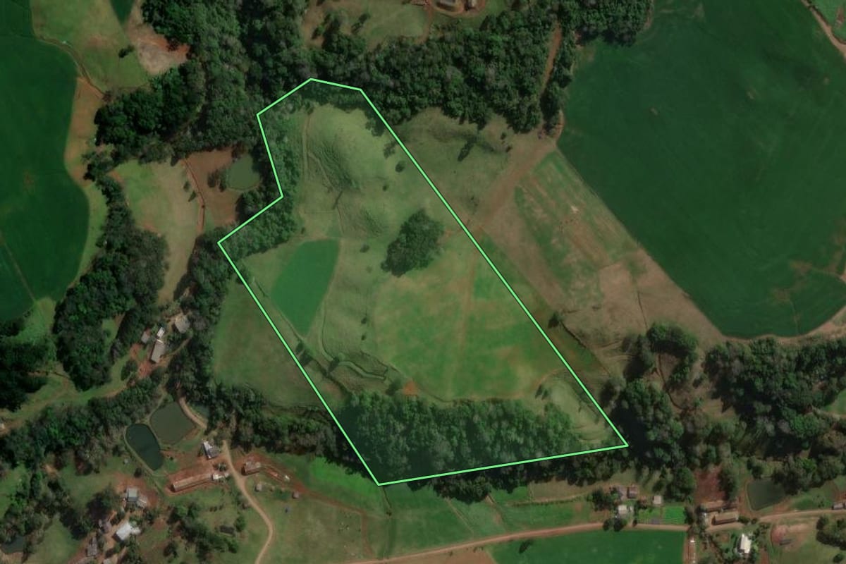 Imagem de satélite do imóvel rural em Quilombo (SC), com o contorno declarado no CAR desenhado por cima.