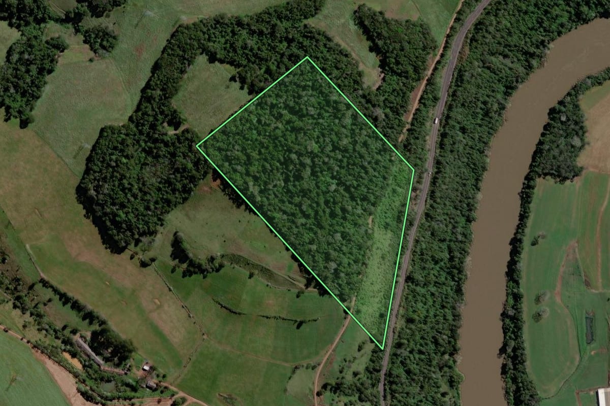 Imagem de satélite do imóvel rural em Quilombo (SC), com o contorno declarado no CAR desenhado por cima.