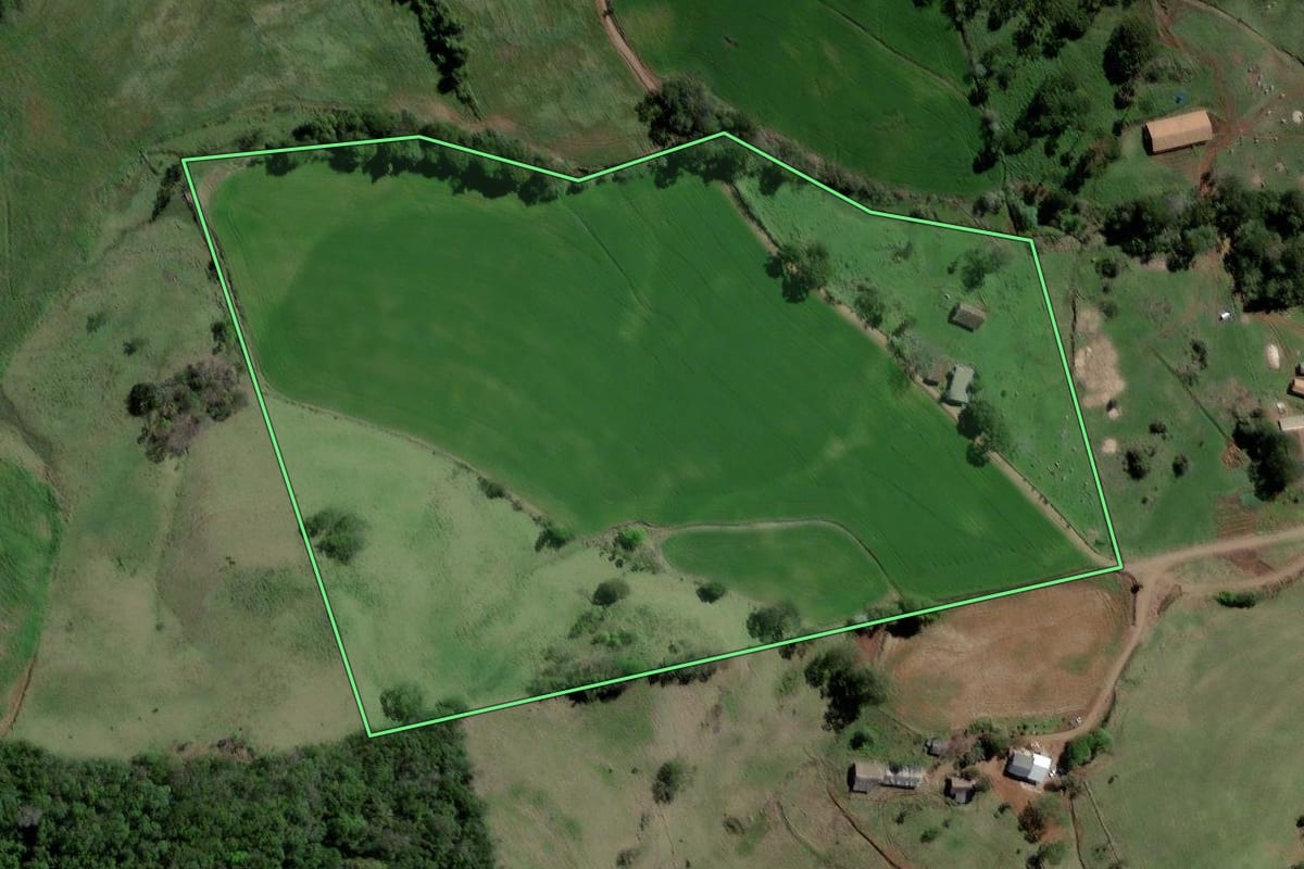 Imagem de satélite do imóvel rural em Quilombo (SC), com o contorno declarado no CAR desenhado por cima.
