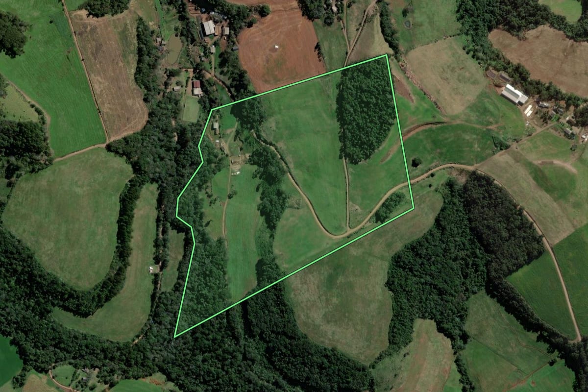 Imagem de satélite do imóvel rural em Quilombo (SC), com o contorno declarado no CAR desenhado por cima.