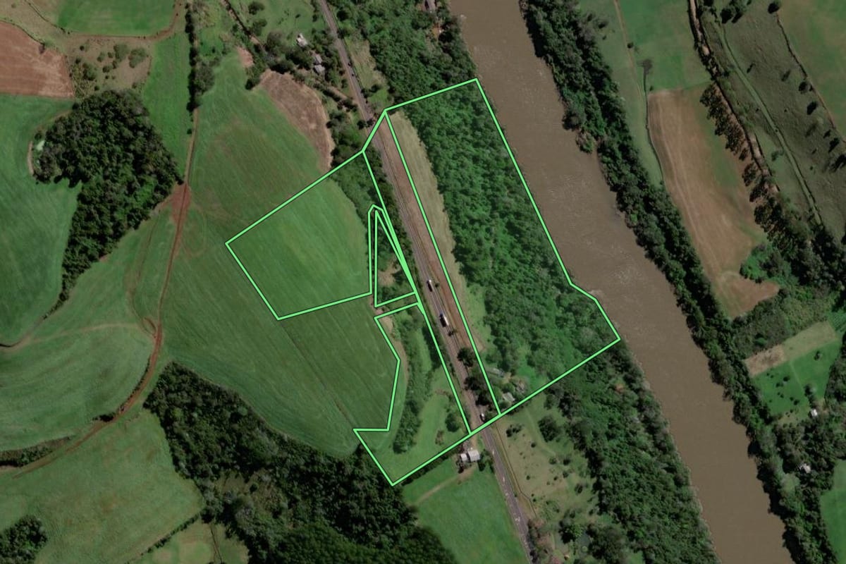 Imagem de satélite do imóvel rural em Quilombo (SC), com o contorno declarado no CAR desenhado por cima.
