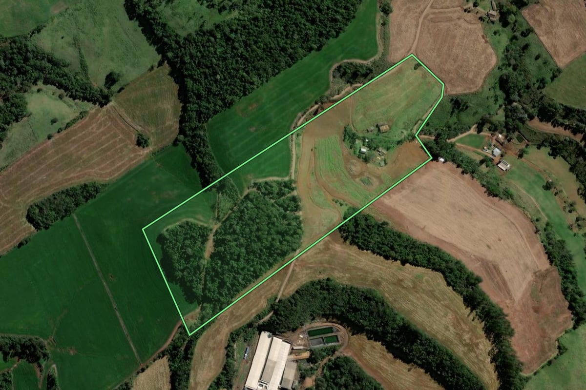 Imagem de satélite do imóvel rural em Quilombo (SC), com o contorno declarado no CAR desenhado por cima.