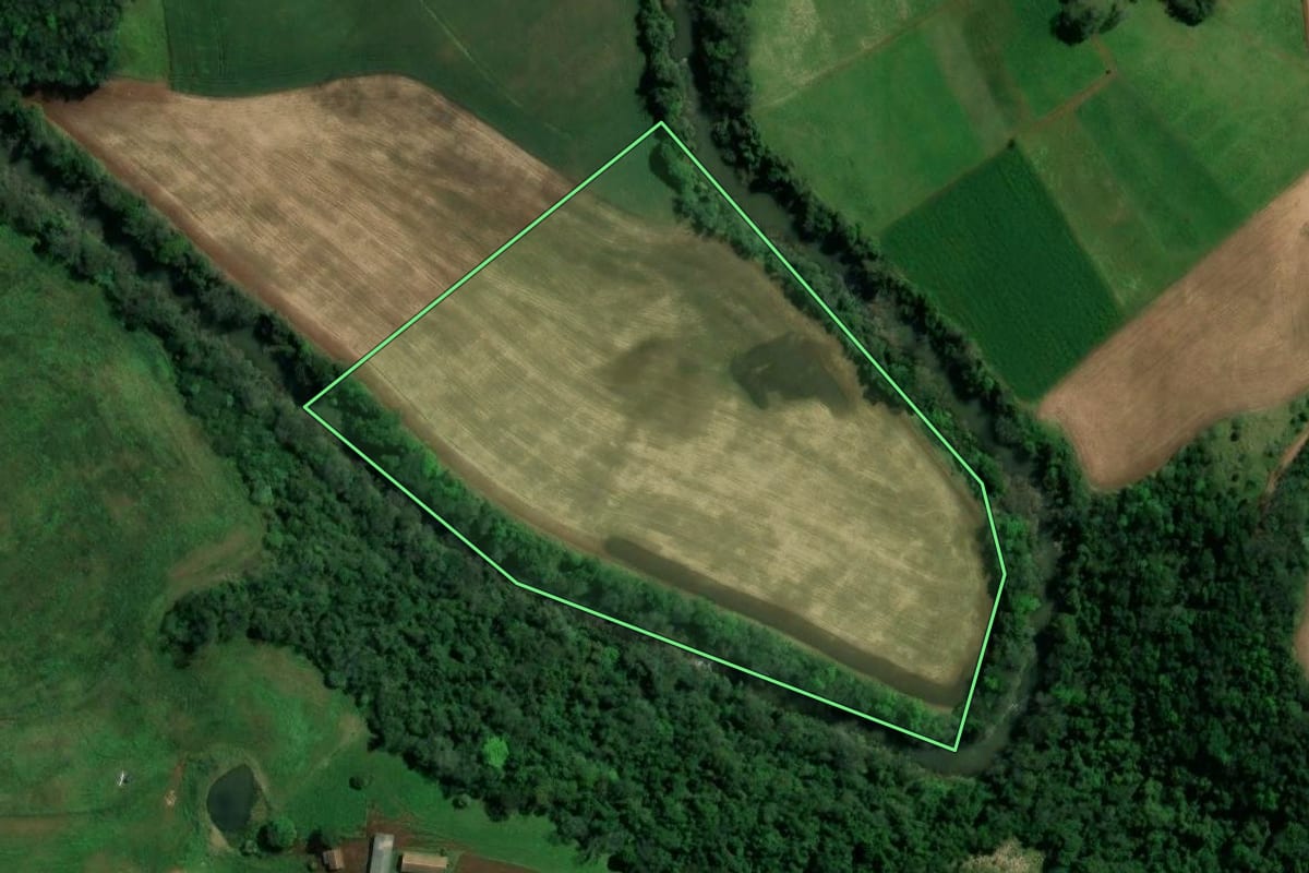 Imagem de satélite do imóvel rural em Quilombo (SC), com o contorno declarado no CAR desenhado por cima.