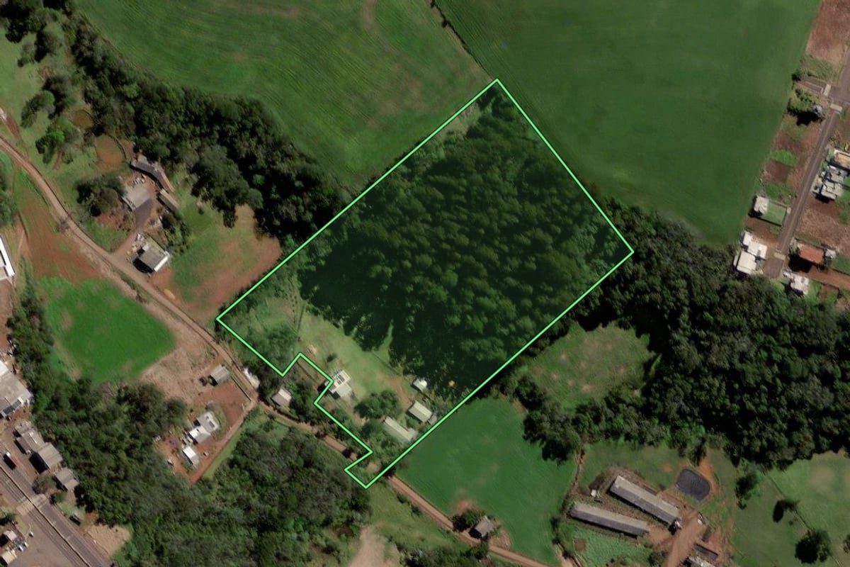 Imagem de satélite do imóvel rural em Quilombo (SC), com o contorno declarado no CAR desenhado por cima.