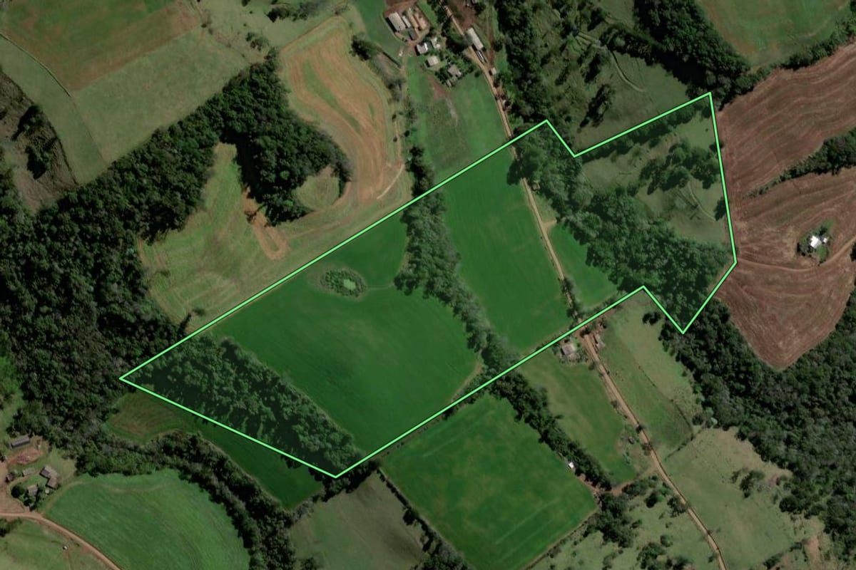 Imagem de satélite do imóvel rural em Quilombo (SC), com o contorno declarado no CAR desenhado por cima.