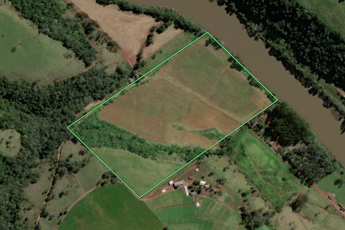 Imagem de satélite do imóvel rural em Quilombo (SC), com o contorno declarado no CAR desenhado por cima.
