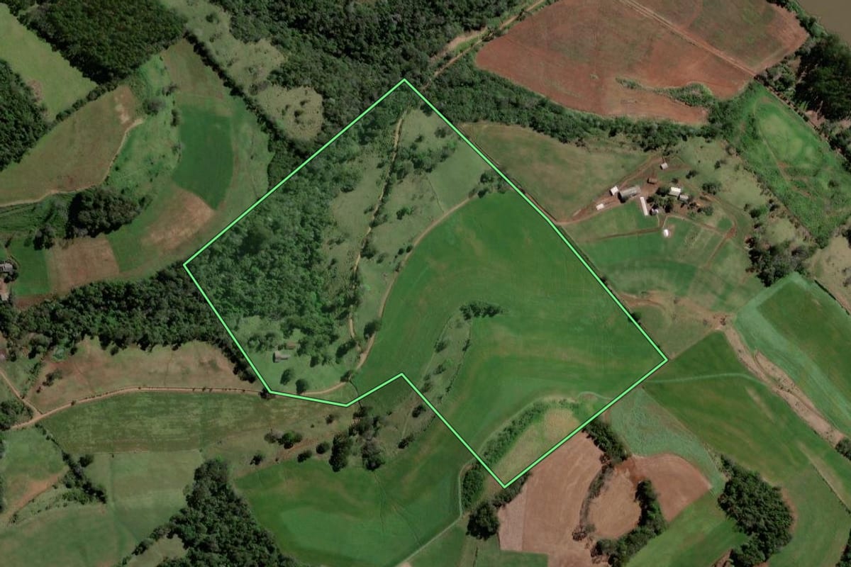 Imagem de satélite do imóvel rural em Quilombo (SC), com o contorno declarado no CAR desenhado por cima.