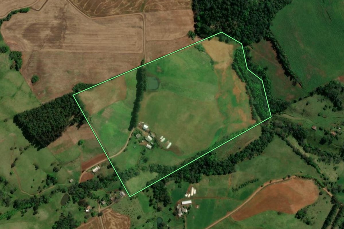 Imagem de satélite do imóvel rural em Quilombo (SC), com o contorno declarado no CAR desenhado por cima.