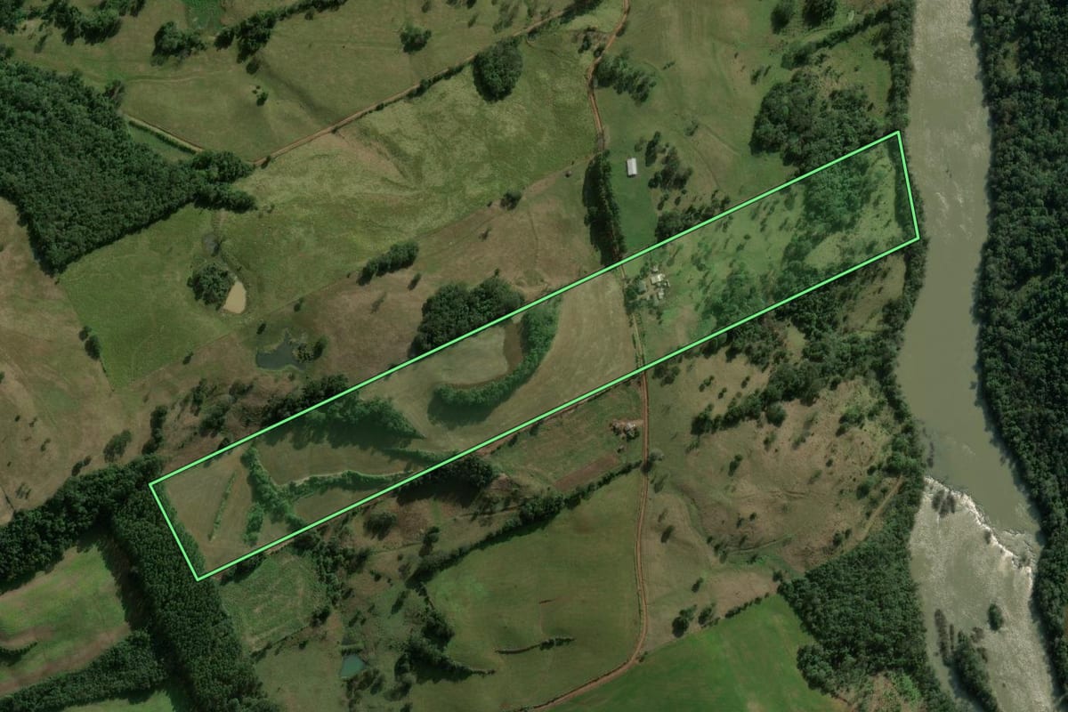 Imagem de satélite do imóvel rural em Quilombo (SC), com o contorno declarado no CAR desenhado por cima.