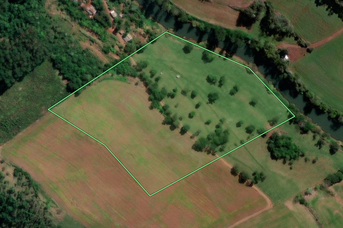 Imagem de satélite do imóvel rural em Quilombo (SC), com o contorno declarado no CAR desenhado por cima.