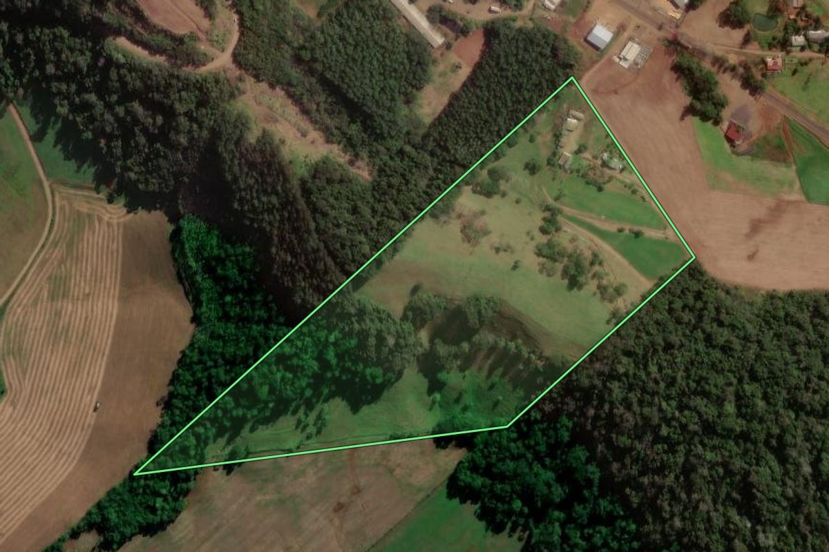 Imagem de satélite do imóvel rural em Quilombo (SC), com o contorno declarado no CAR desenhado por cima.