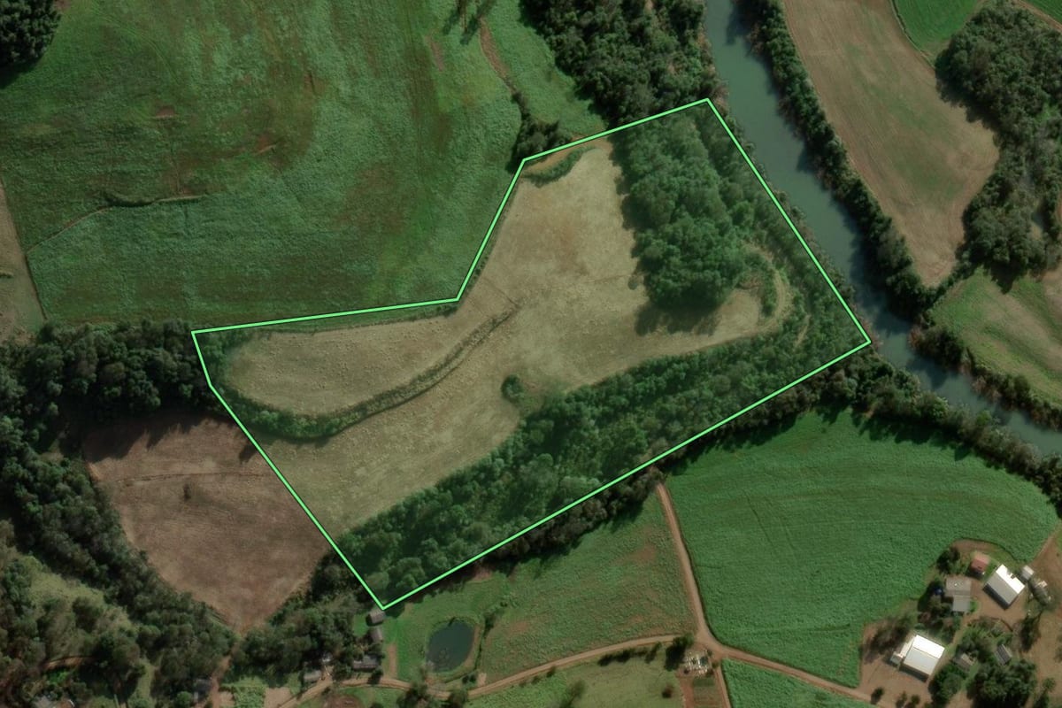 Imagem de satélite do imóvel rural em Quilombo (SC), com o contorno declarado no CAR desenhado por cima.
