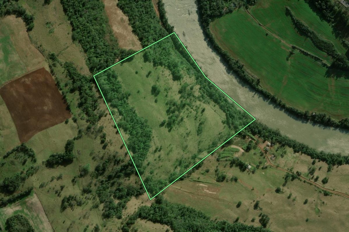 Imagem de satélite do imóvel rural em Quilombo (SC), com o contorno declarado no CAR desenhado por cima.