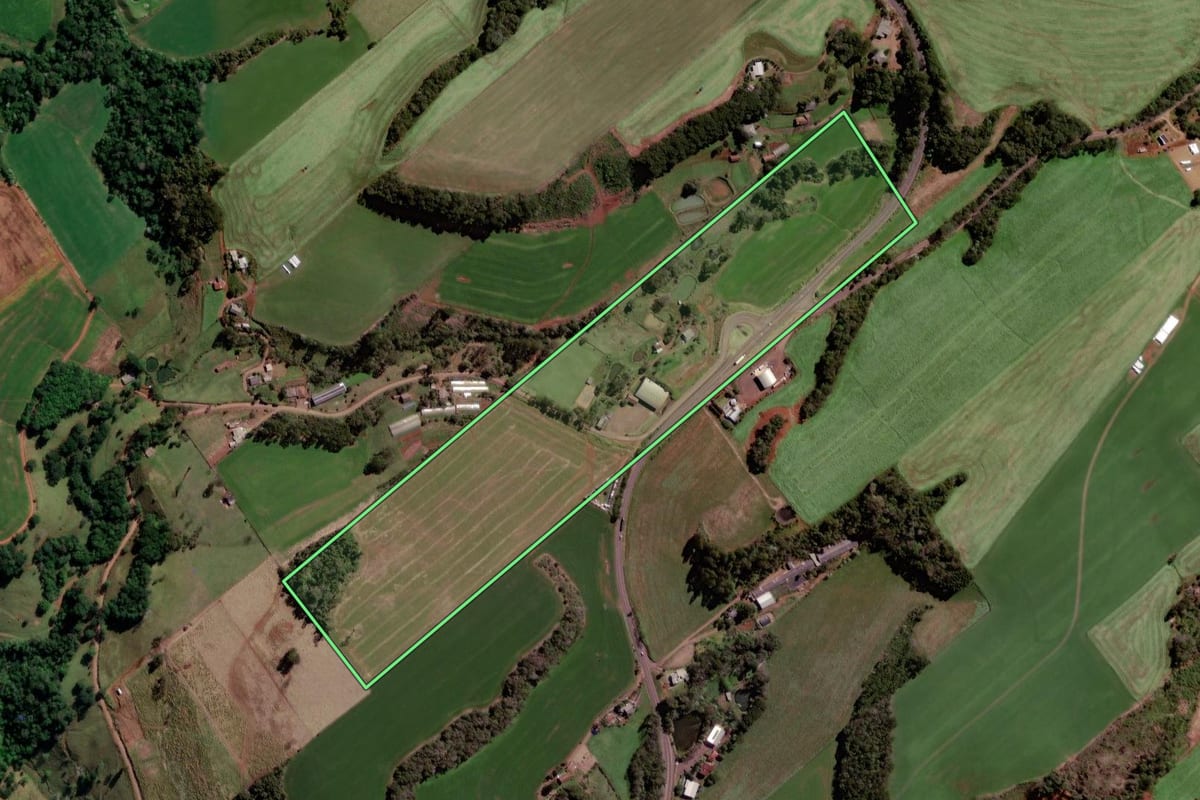 Imagem de satélite do imóvel rural em Quilombo (SC), com o contorno declarado no CAR desenhado por cima.