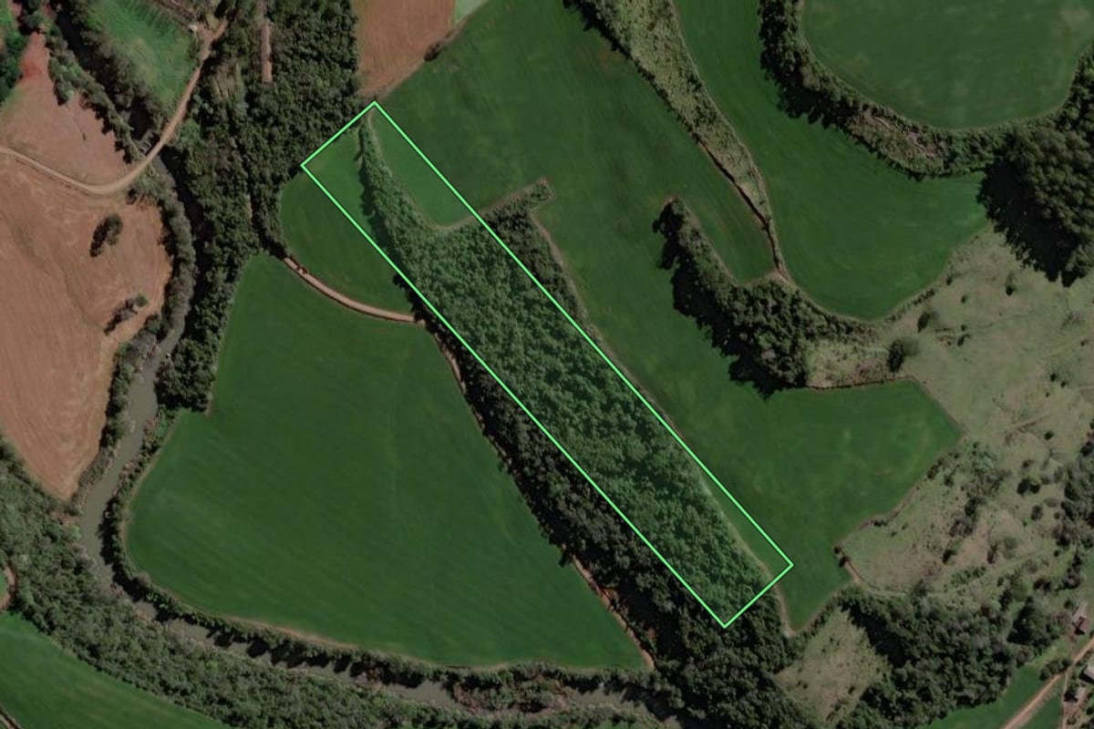 Imagem de satélite do imóvel rural em Quilombo (SC), com o contorno declarado no CAR desenhado por cima.