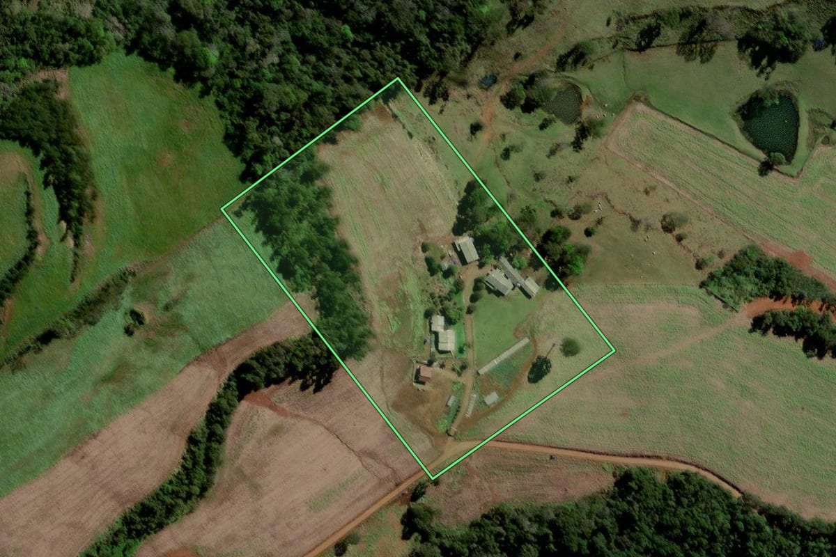 Imagem de satélite do imóvel rural em Quilombo (SC), com o contorno declarado no CAR desenhado por cima.