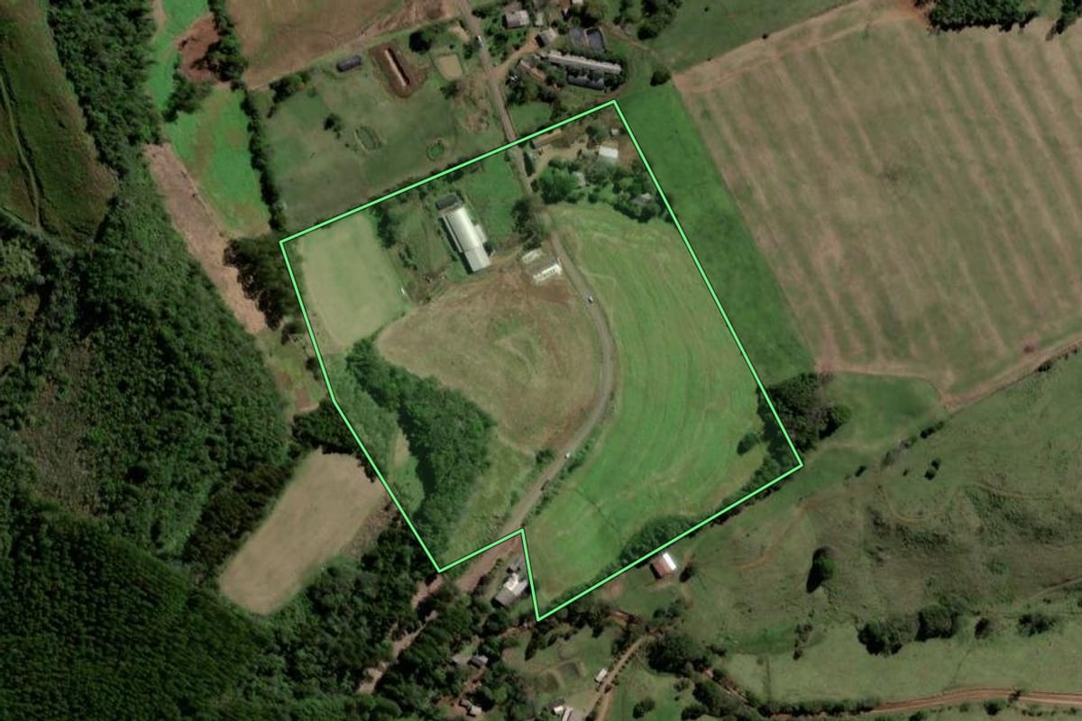 Imagem de satélite do imóvel rural em Quilombo (SC), com o contorno declarado no CAR desenhado por cima.