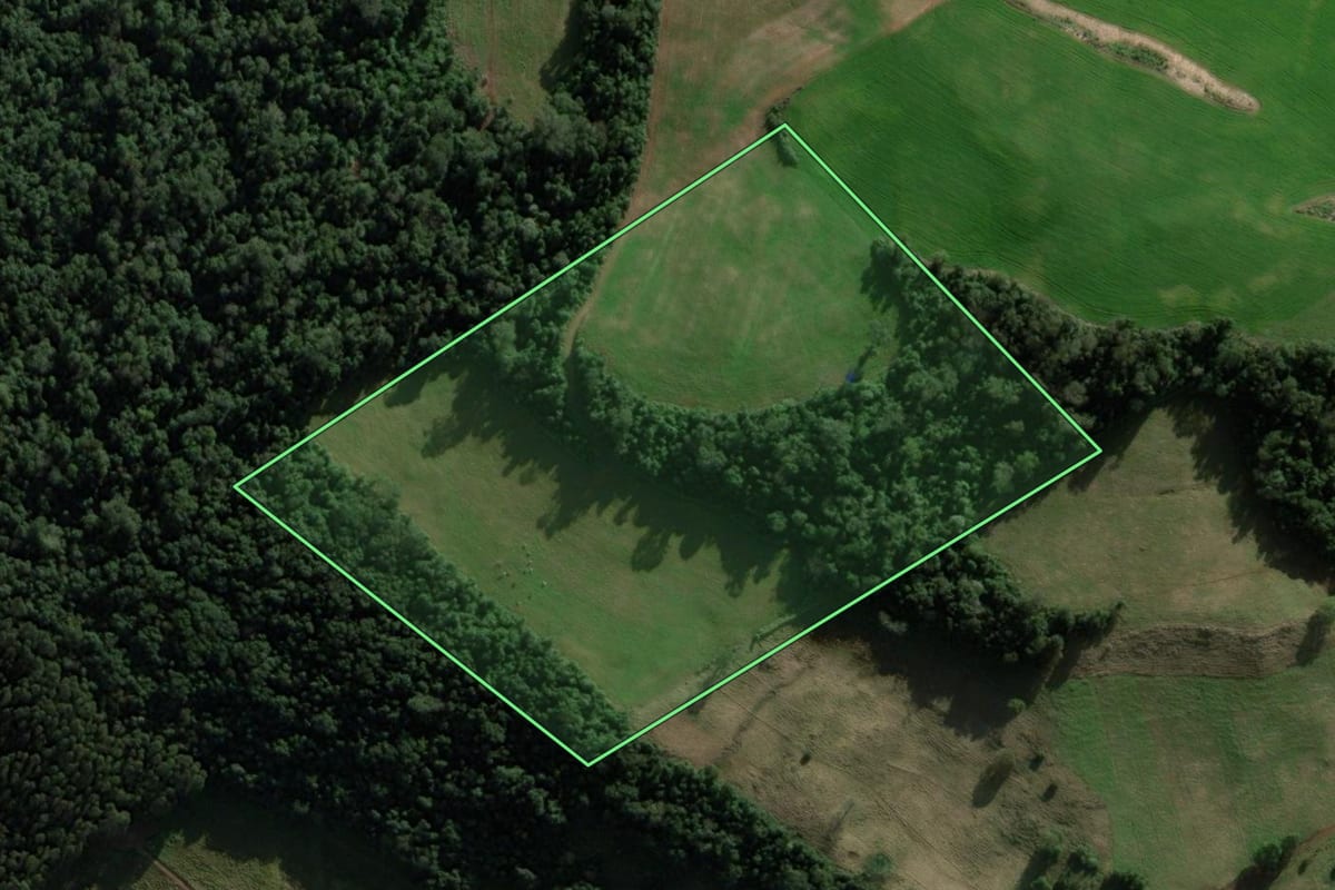 Imagem de satélite do imóvel rural em Quilombo (SC), com o contorno declarado no CAR desenhado por cima.
