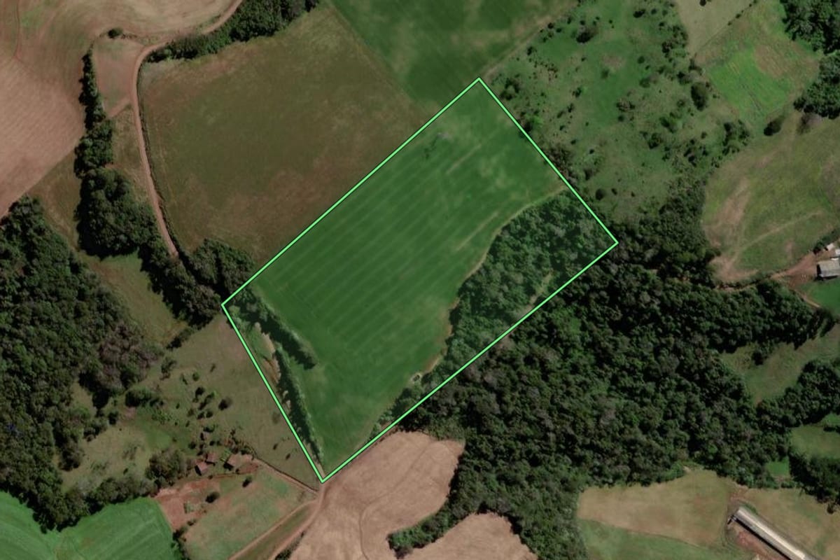 Imagem de satélite do imóvel rural em Quilombo (SC), com o contorno declarado no CAR desenhado por cima.