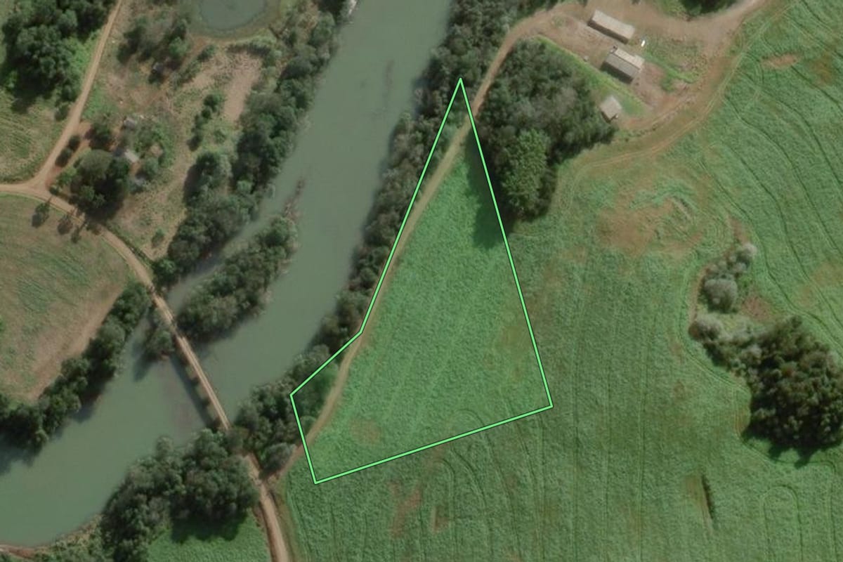Imagem de satélite do imóvel rural em Quilombo (SC), com o contorno declarado no CAR desenhado por cima.